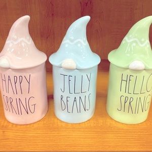 Rae Dunn candle with gnome topper